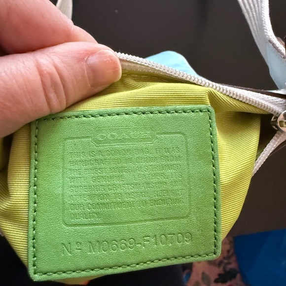 COACH vintage “Hamptons” crossbody nylon with leather trim. - Picture 4 of 9